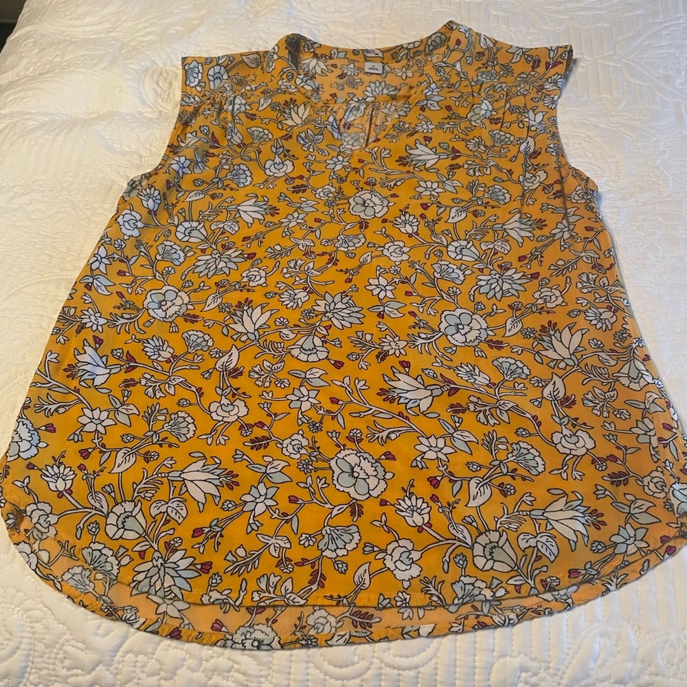 Old Navy Sleeveless V-Neck Shirt
